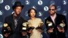 Foto Achiv: Fugees yo (de goch a dwat) Wyclef Jean, Lauryn Hill ak Prakazrel Michel poze ak pri Grammy yo ranpote pou Meye Pefomans R&B yon Duyo oubyen Gwoup pou chante "Killing Me Softly With His Song" nan Nouyok, 30 Fevriye 1997.