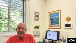 位处特拉维夫隔壁城市的佩塔提克瓦（Petach Tikva）的SHEKEL Sigaliyot中心是专注提供智障老人所需的日照中心。 图中为 Sigaliyot日照中心主任阿农（Miki Arnon）(美国之音 赖素芬)