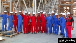 تعدادی از کارگران مجتمع گاز پارس جنوبی. آرشیو.