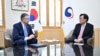 대니얼 크리튼브링크(왼쪽) 미 국무부 동아시아태평양 담당 차관보가 21일 서울에서 장호진 한국 외교부 제1차관과 회동하고 있다. (한국 외교부 제공)