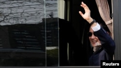 台湾前总统马英九在南京乘车时向路边的欢迎人群招手致意。（2023年3月28日）