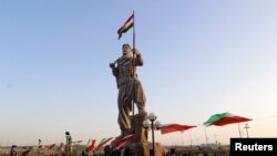 کۆبوونەوەی چەند هاوڵاتییەکی کەرکوک لەبەردەم پەیکەری پێشمەرگە لە 23ی نۆی 2017. دوای ڕیفراندۆم ئاڵای کوردستان لەسەر پەیکەرەکە لابرا و ئاڵای عێراق لە جێگەی هەڵکرا. 