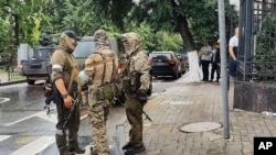 瓦格纳集团雇佣军人在俄罗斯顿河畔罗斯托夫市的南部军区司令部前站岗。（2023年6月24日）