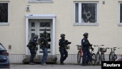 Pripadnici finske policije tokom akcije u školi Viertola, u Vantai, nedaleko od Helsinkija, 2. aprila 2024.