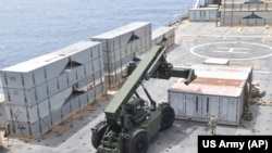 2024年4月26日，在美国陆军提供的这张图片中，分配到第7运输旅（远征）的陆军士兵和隶属于“罗伊·贝纳维德斯号”滚装货轮的水手在加沙海岸组装浮动码头。（美联社照片）