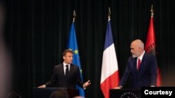 Kryeministr shqiptar Edi Rama dhe presidenti francez Emmauel Macron në konferencë shtypi në Tiranë