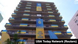 巴黎奥林匹克村乌克兰运动员居住的楼挂满乌克兰国旗。（2024年7月23日）