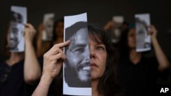 በሀማስ ታጣቂዎች የታጋቾች ዘመዶች እና ደጋፊዎች የሚወዷቸውን ሰዎች ፎቶ በማሳየት ላይ ቴል አቪቭ፣ እስራኤል፣ እአአ ግንቦት 23/2024 