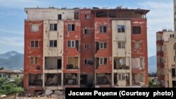 Станбена зграда во турскиот град Малатја, по земјотресите што ја погодија Турција. 