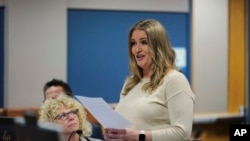 特朗普律师珍娜·埃利斯2023年10月24日在亚特兰大州富尔顿郡法院宣读一份声明。