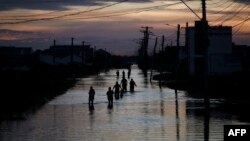 በሪዮ ግራንዴ ዶ ሱል በጣለው ከባድ ዝናብ ሰዎች ጎዳናው ላይ ይራመዳሉ፤ ብራዚል እአአ ግንቦት 9/2024