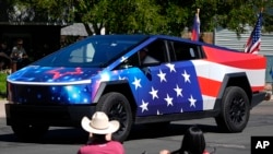 一辆刷有美国国旗图案的特斯拉赛博卡车在科罗拉多州参加庆祝美国独立日的游行活动。（2024年7月4日）