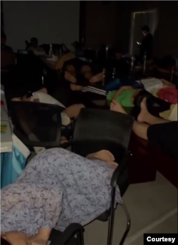 被带走的深圳家庭教会教徒属逾期居留，面临遣返中国。（视频截图，李建峰提供）