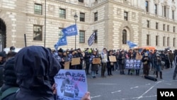 旅英港人在英国外交部前进行反对“23条”立法抗议。（美国之音 李伯安）