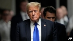 前总统特朗普在曼哈顿刑事法院被陪审团裁定有罪后，走到媒体前准备发表评论。(2024年5月30日)