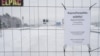Kertas berisi pengumuman penutupan perbatasan terpasang di perbatasan Vaalimaa antara Finlandia dan Rusia, pada 7 Desember 2023. (Foto: AFP/Alessandro Rampazzo)