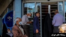 دهک‌های پایین جامعه هر ماه یارانه پرداختی دولت را با مراجعه به بانک‌ها دریافت می‌کنند. 