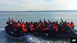 ፍልሰተኞቹ ወደ ብሪታኒያ ጉዟቸውን ሲቀጥሉ የሚያሳይ ምስል - ሚያዚያ 23፣ 2014