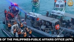 菲律宾武装部队2024年6月17日发布的视频截图照片显示，中国海岸警卫队成员在南中国海第二托马斯沙洲（中国称为仁爱礁）附近冲撞菲律宾海岸警卫队船只并发生暴力冲突。