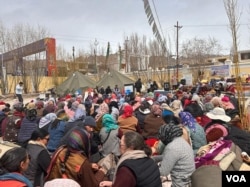 2024年4月5日，参加抗议活动的拉达克妇女用毯子裹住自己来抵御严寒的天气 (美国之音/贾尚杰)