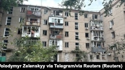 乌克兰尼古拉耶夫市一栋居民楼遭到俄罗斯的导弹攻击。(2024年7月19日)

