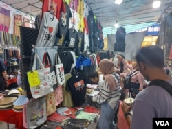 香港传统夜市只能依靠消费能力不高的东南亚游客支撑 (美国之音 林淦峰)