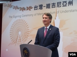 美国维吉尼亚州州长格伦·杨金(Glenn Youngkin)4月25日于台湾外交部召开访台记者会，正式宣布开设驻台办事处。(美国之音特约记者李贤摄影)。