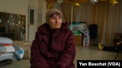 斯韦特兰娜离开巴赫穆特后，在康斯坦丁尼夫卡的庇护所住了两天并与记者交谈。(2023年4月11日，美国之音博夏特拍摄)