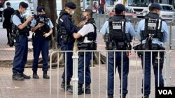 原定3月5日举办的“妇女节游行”宣布取消后，警方仍然在原定的游行起点湾仔修顿球场一带，派出大批身穿防弹战术背心的军装警员巡逻 (美国之音/汤惠芸)