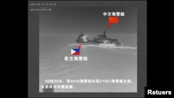 菲律宾和中国相互指责对方冲撞船只和进行危险行动，在这段从视频中截取的画面中，一艘菲律宾海警船只和一艘中国海警船只相邻航行。(2024年8月19日)
