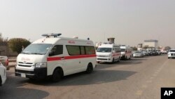 ইরাকের বাগদাদে ড্রোন হামলার জায়গায় এগিয়ে যাচ্ছে অ্যাম্বুলেন্সগুলো। ৪ জানুয়ারি, ২০২৪। 