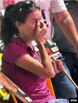 7月24日以色利首都特拉维夫的人质广场上，泪流满面的人质亲属参加抗议活动 (美国之音/斯特芬妮·傅莱德)