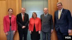 영국 의회 내 '북한 문제에 관한 초당파 의원 모임(APPG NK)' 소속 의원들이 런던 국회의사당에서 한국인 납북자와 억류자, 국군포로를 잊지 말자는 의미의 물망초 배지를 착용하고 있다. 사진 = 데이비드 알톤 상원의원