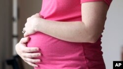 Seorang perempuan bersiap untuk difoto di Dallas, Texas, 18 Mei 2023 dalam foto ilustrasi. (Foto: LM Otero/AP Photo)