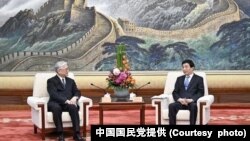 中共中央政治局常委王沪宁(右）2023年2月10日在北京会见台湾最大在野党中国国民党副主席夏立言。(中国国民党提供)