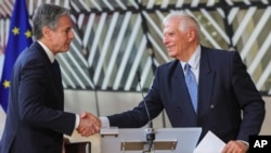 美国国务卿布林肯在布鲁塞尔与欧盟外交和安全政策高级代表何塞普·博雷利在欧美能源委员会的会议上握手。（2023年4月4日）
