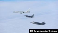 北美防空司令部2024年7月25日派遣两架加拿大CF-18大黄蜂战斗攻击机、两架F-35闪电II式战斗机和两架F-16战斗机对进入阿拉斯加防空识别区的中俄军机进行了确认和拦截任务。