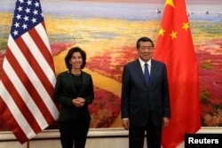 美国商务部长吉娜·雷蒙多（Gina Raimondo）与中国国务院副总理何立峰在北京人大会堂举行会晤。（2023年8月29日）