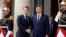 Presiden Prancis Emmanuel Macron (kiri) menyambut Presiden China Xi Jinping di Istana Elysee di Paris, Senin, 6 Mei 2024. (Foto: Ludovic Marin/ AFP)