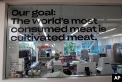 Suasana laboratorium pertanian seluler Eat Just di Alameda, California, Rabu, 14 Juni 2023. (AP/Jeff Chiu)