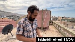 资料照片：在利比亚洪水中失去了亲人的萨米·阿尔巴。（2023年9月17日,美国之音萨拉赫·阿尔莫吉尼拍摄）