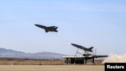 资料照片：伊朗在一个不明地点举行无人机演习。(2023年10月4日）