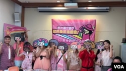 台湾第一个由女性为主体的政党“小民参政欧巴桑联盟”宣示参与立法院选举。（美国之音特约记者杨安摄影）