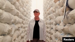 资料照：时任美国驻联合国世界粮食计划署大使辛迪·麦凯恩在视察肯尼亚的一个计划署捐献的粮食项目。（2022年3月17日）