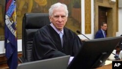АРХИВА - Судијата Артур Енгорон во судницата пред почетокот на судењето за граѓанска деловна измама против Организацијата Трамп, 4 октомври 2023 година, во Врховниот суд во Њујорк.