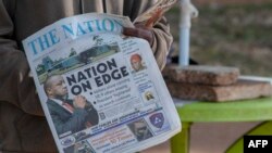 Продавач на весници го држи весникот „The Nation“. Насловна е веста за исчезнатиот авион во кој бил потпретседателот на државата Саулос Клаус Чилима, во Лилонгве, Малави, на 11 јуни 2024 година.