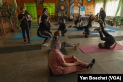 2023年3月30日，自战争开始以来留在伊久姆的青少年回到了他们的舞蹈课。(美国之音博夏特拍摄)