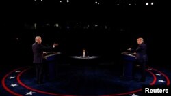 Capres dari Partai Demokrat, Joe Biden, dan petahana Presiden AS Donald Trump saat debat capres AS kedua pada 2020 di Belmont Universtity di Nashville, Tennessee, 22 Oktober 2020. (Foto: Jim Bourg/Pool/Reuters)