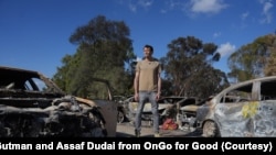 古特曼站在遭到哈马斯恐怖袭击的以色列“和平音乐节”的废墟中。（照片受访者提供）