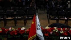 资料照：在喀布尔举行的一个记者会上中国国旗与阿富汗塔利班旗帜并排展示。（2023年1月5日）